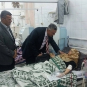 وكيل وزارة الصحة بالإسكندرية خلال زيارته لمرضى وحدة الغسيل الكلوى بمستشفى البحوث الطبية