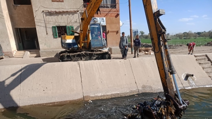 تطهير المجاري المائية بمركز أبوقرقاص