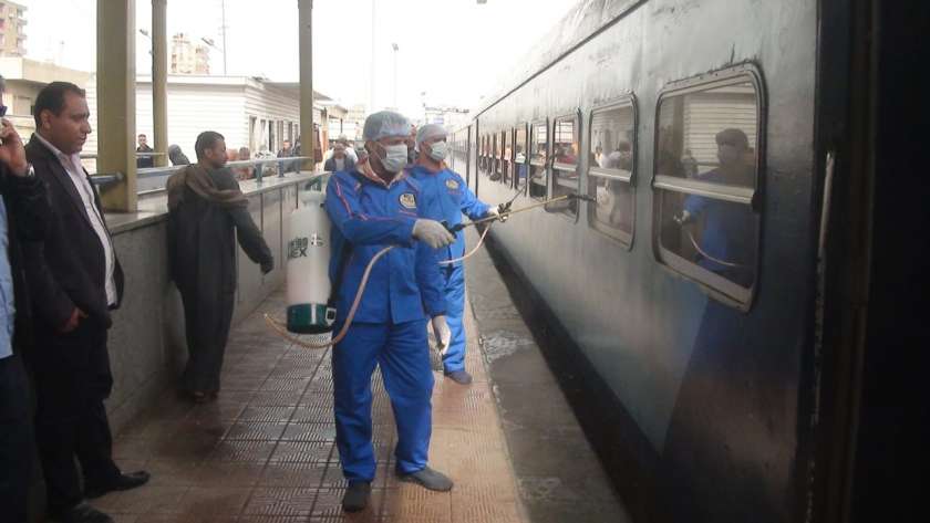 إستمرار أعمال تطهير وتعقيم القطارات قبل إنطلاق الرحلات لمواجهة تفشي فيروس كورونا