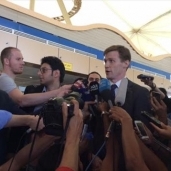 السفير البريطاني خلال المؤتمر الصحفي داخل صالة مطار شرم الشيخ