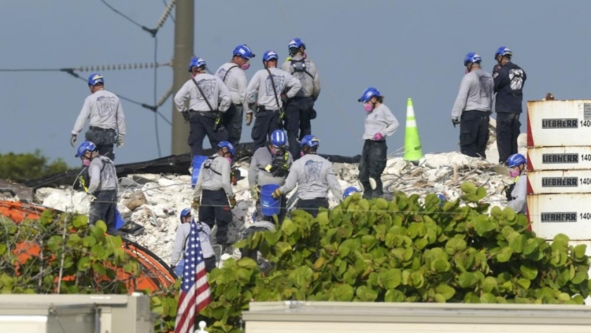 استئناف جهود البحث والإنقاذ في اليوم التالي لهدم  مبنى ميامي في فلوريدا الأمريكية