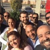 عمرو يوسف مع منتج وأبطال مسلسله الجديد "نقطة ومن أول السطر"