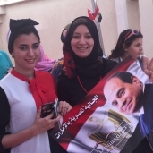 بالصور| بـ"تي شيرت علم مصر" وصور السيسي.. المصريون ينتخبون في دبي