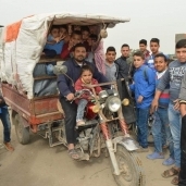 الأهالى والأطفال لجأوا إلى السيارات النقل للوصول إلى أعمالهم والمدارس