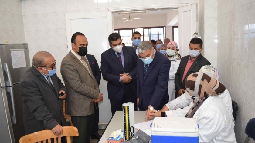 محافظ المنيا يتابع مراكز تلقي اللقاحات