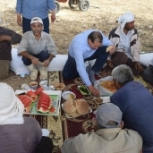 "فطير وعسل" . رئيس جامعة سوهاج يشارك عمال المزرعة غدائهم بعد "دريس القمح"