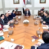 السيسي خلال الاجتماع بمدبولي وعدد من الوزراء