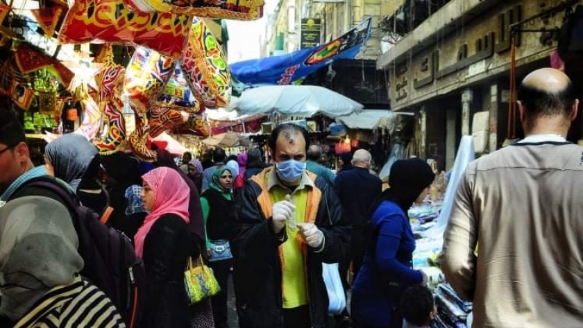 زحام في أسواق المنشية في الإسكندرية