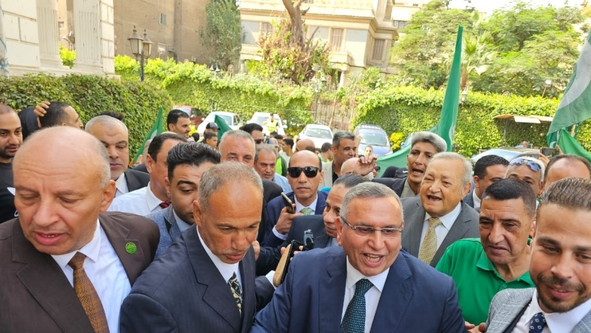 أنصار المرشح الرئاسي عبد السند يمامة يستقبلونه بالهتافات قبل تقديم أوراقه (صور)