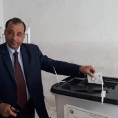 رئيس حى "شرق الإسكندرية" يدلى بصوته فى استفتاء التعديلات الدستورية