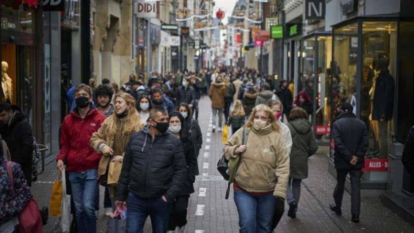 مواطنين في شوارع العاصمة الهولندية أمستردام