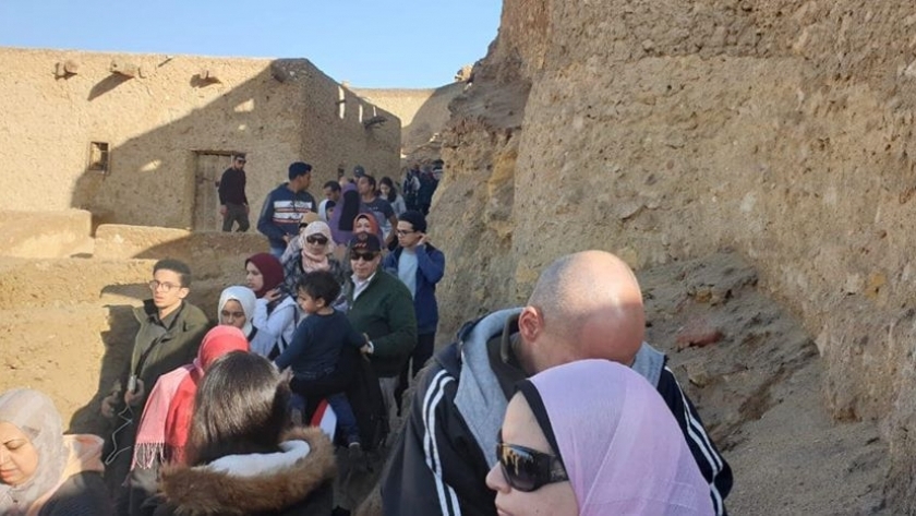 زحام من الزائرين بقلعة شالى الأثرية السياحية بواحة سيوة