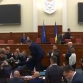 اشتباك بالأيدي في اجتماع لنواب مجلس مدينة "كييف"