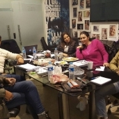 غادة عبد الرازق مع أسرة مسلسلها الجديد "الخانكة"