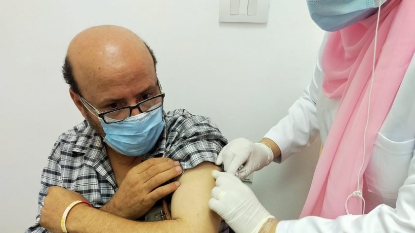 متطوع مصري يأخذ اللقاح الصيني بفاكسيرا