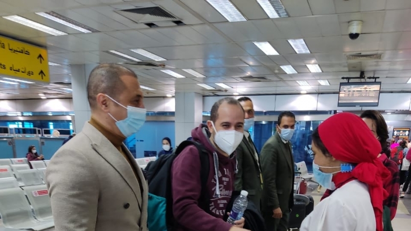 توزيع الشيكولاتة بمطار القاهرة