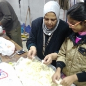 «شباب متطوع» يحولون شقة إلى «مطبخ خيري» لإطعام 1200 شخص شهريا