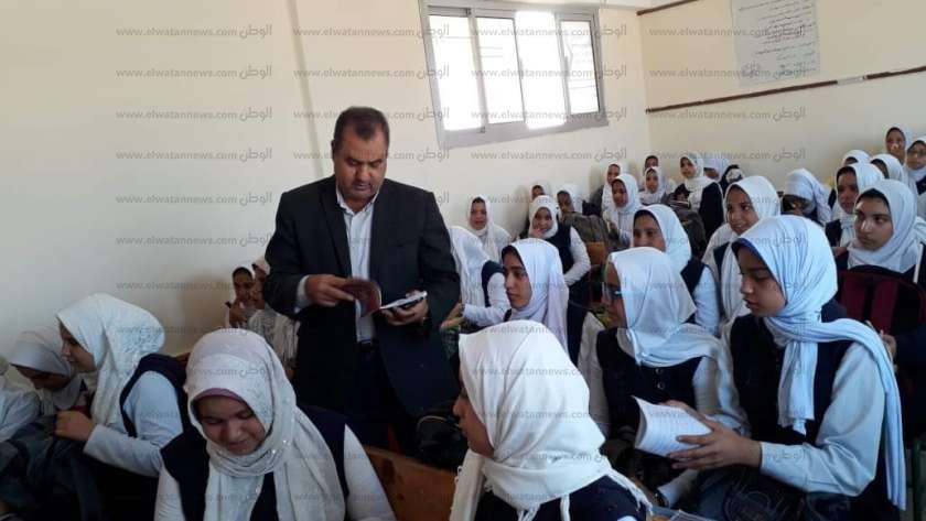 اللواء أحمد مرزوق يتابع سير العملية التعليمية