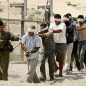 قوات الاحتلال الإسرائيلي تعتقل فلسطينيين - صورة أرشيفية