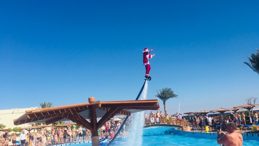 بابا نويل يظهر فوق شواطئ شرم الشيخ لامتاع السياح