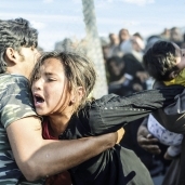 لاجئون سوريون يحاولون الفرار من المعارك بين «داعش» والأكراد