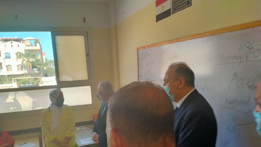 طارق شوقي وزير التربية والتعليم يتفقد الفصول الدراسية بمدرسة أحمد زويل
