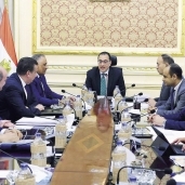 رئيس الوزراء ورئيس هيئة الرقابة الإدارية أثناء اجتماعهما أمس