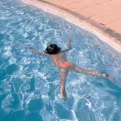 صورة أرشيفية-غرق طفلة بحمام سباحة