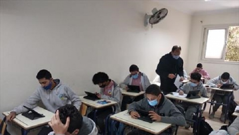 طلاب يؤدوا الامتحان