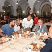 رئيس جامعة القاهرة يشارك طلاب المدينة الجامعية إفطار رمضان