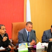 محافظ كفر الشيخ خلال إجتماعه مع التنفيذين
