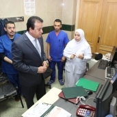 بالصور| وزير التعليم العالي يفاجئ مستشفى قصر العيني