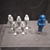 عدد من القطع الأثرية المصرية المعروضة فى متحف «لوفر أبوظبى»