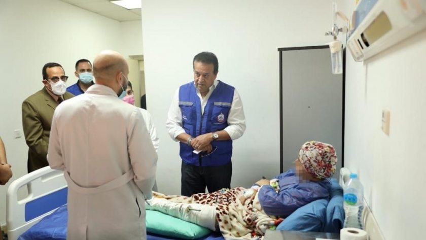 الدكتور خالد عبدالغفار خلال زيارته للمصابين