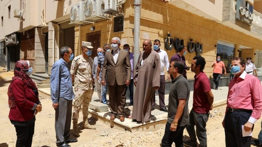 محافظ السويس يتفقد تطوير ميدان مصر ومنطقة المحروسة
