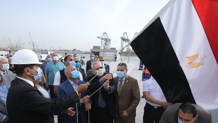 وزير النقل يتفقد ميناء دمياط ويرفع العلم على قاطرة «أبو جندية» الجديدة