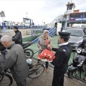 بالصور| مدير أمن بورسعيد يوزع "هدايا" على المواطنين بمناسبة "عيد الشرطة"