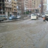 مواطن يسخر من غرق الشوارع بمياه الأمطار