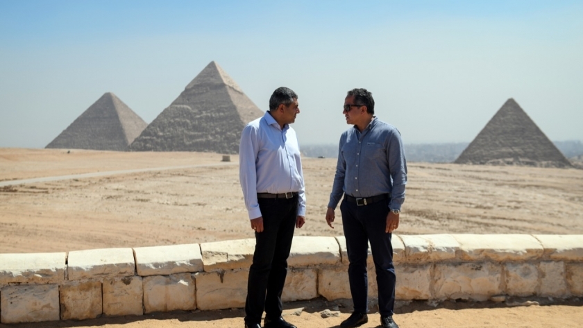 العناني ورئيس منظمة السياحة العالمية يزوران منطقة الأهرامات