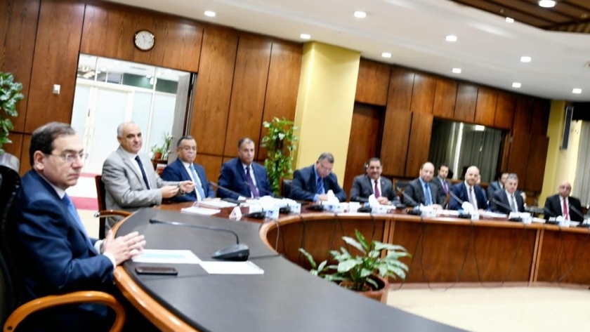 المهندس طارق الملا وزير البترول  خلال الاجتماع