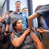 بالصور| تطعيم رجال الشرطة الفلبينية ضد "الأنفلونزا" قبل قمة "ابيك"