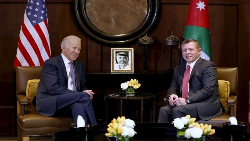 الملك عبد الله خلال لقاء سابق مع بايدن حين كان الأخير نائبا للرئيس