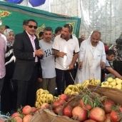 أهالي الإسماعيلية لمدير الأمن نجحتم في إعادة الفاكهة للمواطن بعد حملة "خليها تحمض" ويرد ضاحكا "بألف هنا".