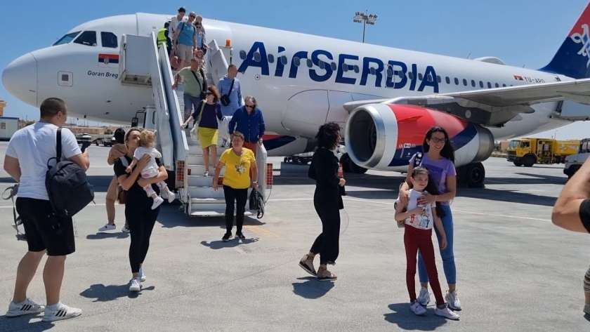 وصول أولى رحلات آير صربيا لمطار مرسى مطروح