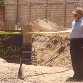 ربة منزل تتهم مسئولي الغاز بالتسبب في تصدع منزلها أثناء الحفر بسوهاج