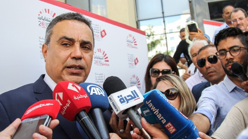 رئيس وزراء تونس السابق يتقدم بأوراق ترشحه للانتخابات