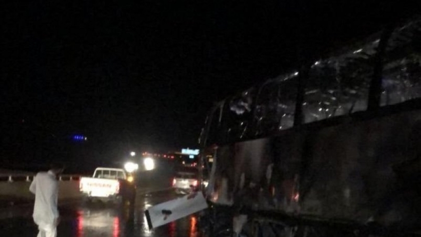 شرطة المدينة المنورة: وفاة 35 مقيماً أثر حادث اصطدام حافلة بمعدة ثقيلة