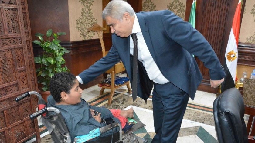 محافظ المنيا يستقبل شاب من ذوي الاحتياجات