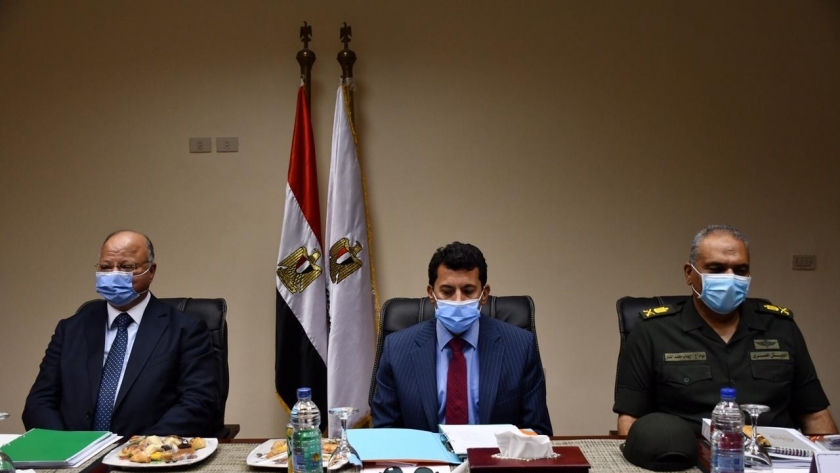 وزير الرياضة خلال الاجتماع مع هيئة استاد القاهرة