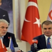 عمر جليك، الوزير التركي لشؤون الاتحاد الأوروبي، ويوهانس هان المفوض الأوروبي للتوسعة وسياسة الجوار